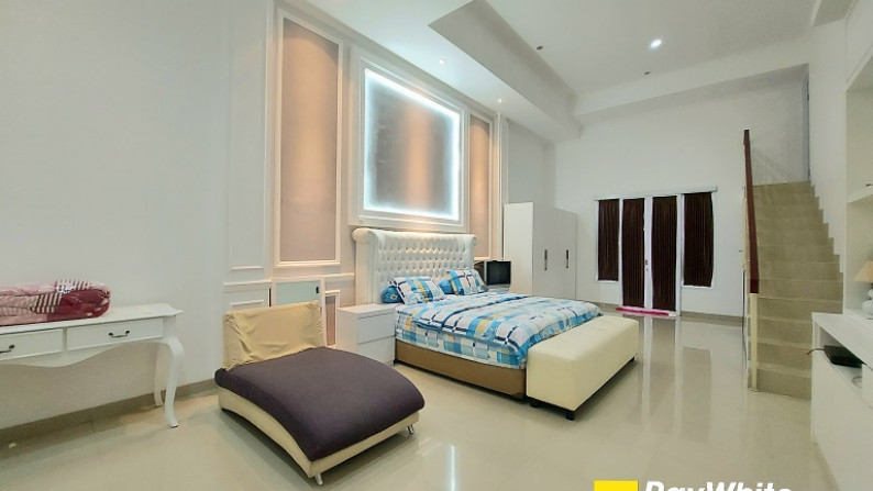 Rumah Cantik di Legenda Wisata Cibubur, Bogor, Di Hoek, Siap Huni, Private Swimming Pool