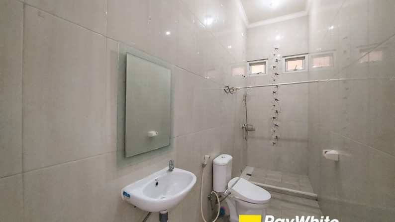 Rumah Cantik di Legenda Wisata Cibubur, Bogor, Di Hoek, Siap Huni, Private Swimming Pool