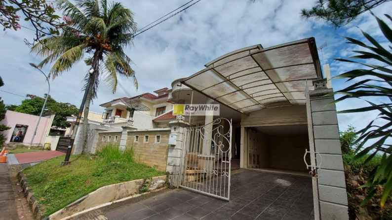 Rumah Klasik dengan Private Swimming Pool di Villa Cinere Mas