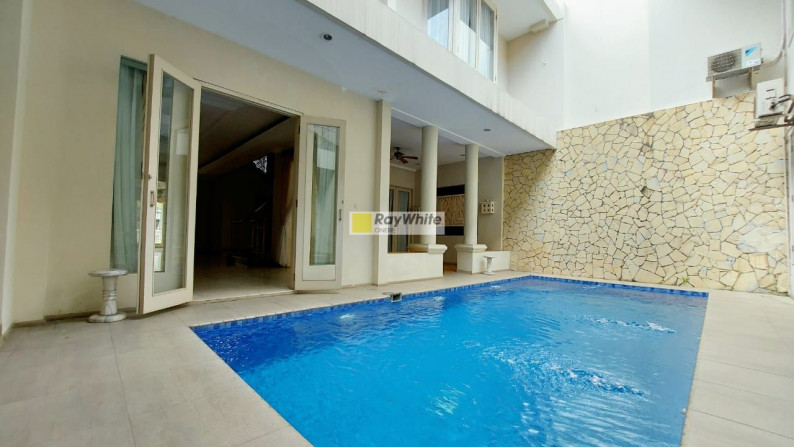 Rumah Klasik dengan Private Swimming Pool di Villa Cinere Mas