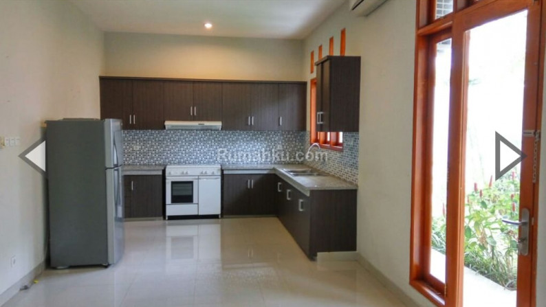 FOR RENT - Rumah Ada Kolam Renang Cocok untuk di Huni atau dijadikan Kantor Lokasi Kemang Dalam, Jakarta Selatan