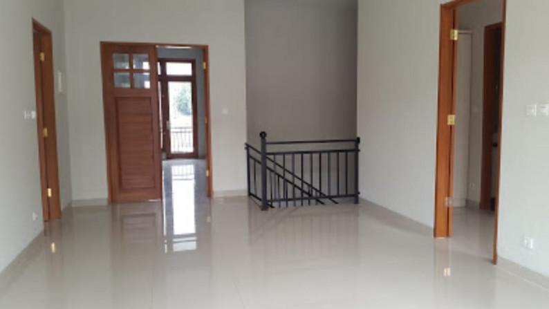 FOR RENT - Rumah Ada Kolam Renang Cocok untuk di Huni atau dijadikan Kantor Lokasi Kemang Dalam, Jakarta Selatan