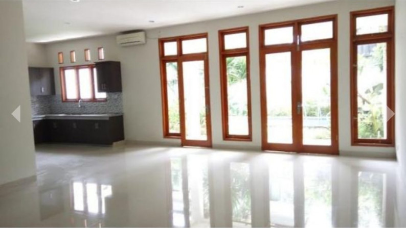 FOR RENT - Rumah Ada Kolam Renang Cocok untuk di Huni atau dijadikan Kantor Lokasi Kemang Dalam, Jakarta Selatan