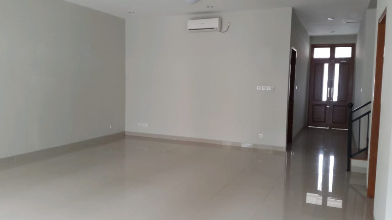 FOR RENT - Rumah Ada Kolam Renang Cocok untuk di Huni atau dijadikan Kantor Lokasi Kemang Dalam, Jakarta Selatan