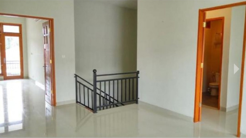 FOR RENT - Rumah Ada Kolam Renang Cocok untuk di Huni atau dijadikan Kantor Lokasi Kemang Dalam, Jakarta Selatan