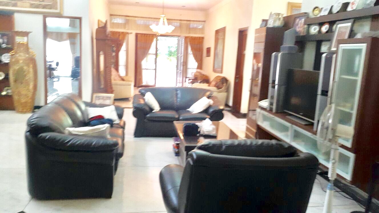 RUMAH DI KOMPLEK YANG HIJAU DAN TENANG - SEKTOR 7 BINTARO #AW