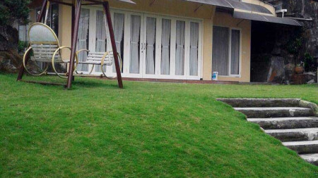 Jual Villa dengan Taman Luas & Bagus, Bangunan Terawat, Siap Huni