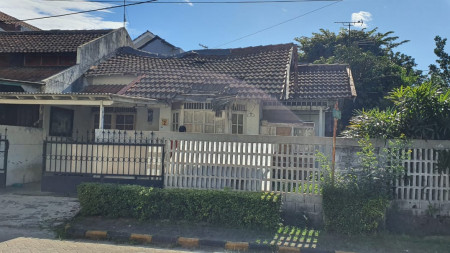 Rumah cocok untuk investasi posisi hoek lokasi dalam cluster Sektor 5, Bintaro