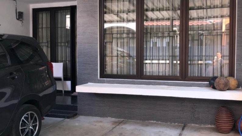 Rumah 2 lantai, halaman parkir luas dan terdapat taman lokasi di Kav Bungur, Jurang Mangu
