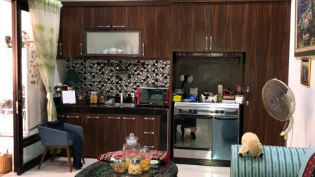 Rumah 2 lantai, halaman parkir luas dan terdapat taman lokasi di Kav Bungur, Jurang Mangu