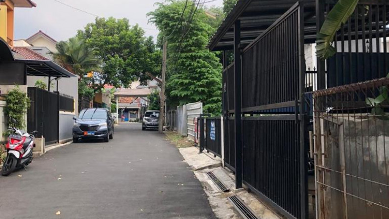 Rumah 2 lantai, halaman parkir luas dan terdapat taman lokasi di Kav Bungur, Jurang Mangu