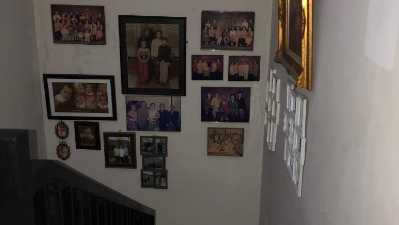 Rumah 2 lantai, halaman parkir luas dan terdapat taman lokasi di Kav Bungur, Jurang Mangu