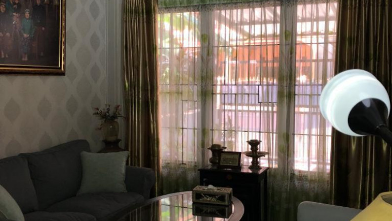 Rumah 2 lantai, halaman parkir luas dan terdapat taman lokasi di Kav Bungur, Jurang Mangu