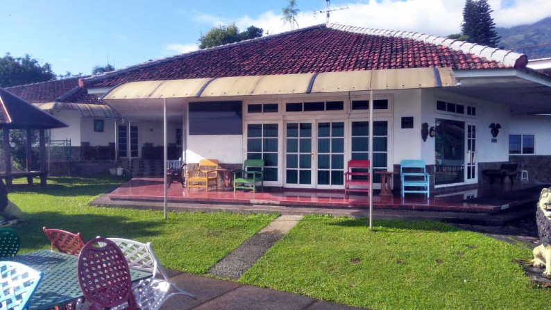 Jual Villa dengan Pemandangan Sangat Bagus, Lokasi tinggi, Bangunan Terawat, Siap Huni