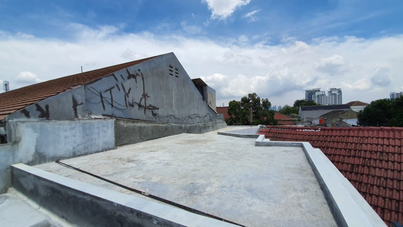 Disewakan Rumah Bisa Untuk Ruang Usaha dan Lokasi Pinggir Jalan Raya @Jl Abdul Majid, Cipete Selatan