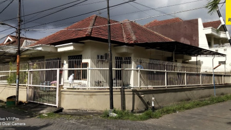 Dijual Rumah Hook Pojok di Simpang Darmo Permai Selatan, Surabaya