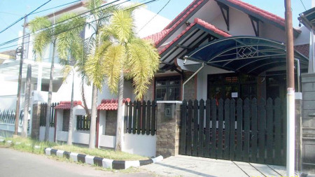JUAL/SEWA Rumah 1.5 Lantai, Bagus + Terawat, Row Jalan Lebar, Siap Huni, Bisa untuk Rumah Tinggal / Kantor / Usaha dsb