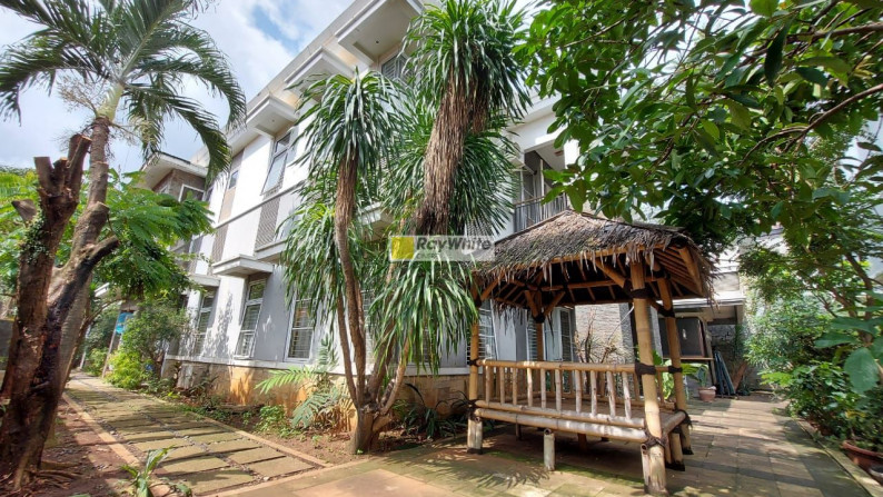 Rumah siap huni halaman luas di Jagakarsa