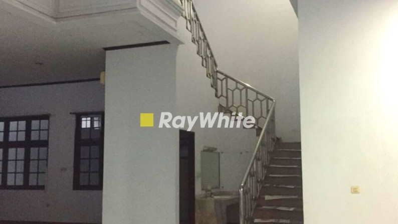 Dijual Rumah Asri dengan Kolam Renang Di Pondok Indah