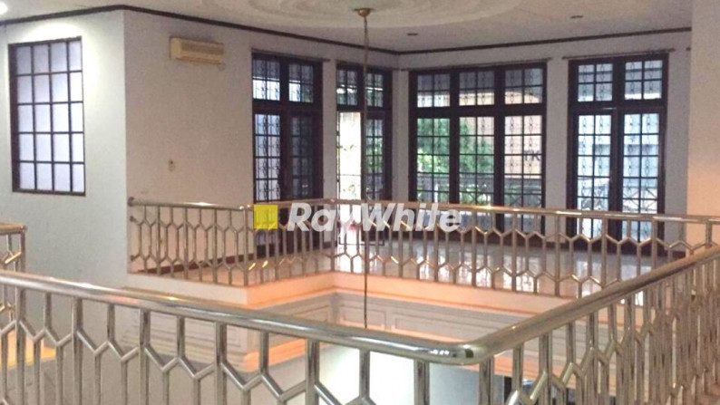 Dijual Rumah Asri dengan Kolam Renang Di Pondok Indah