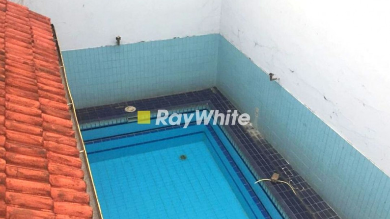 Dijual Rumah Asri dengan Kolam Renang Di Pondok Indah