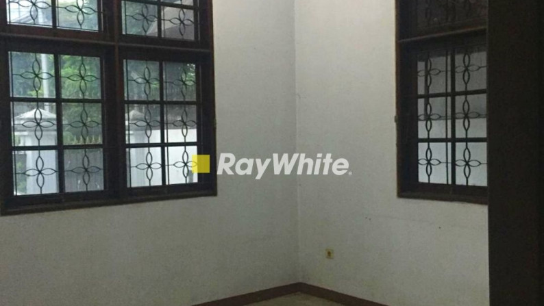 Dijual Rumah Asri dengan Kolam Renang Di Pondok Indah