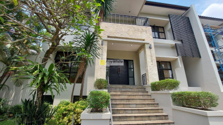 Rumah modern tropis nuansa villa di Kebagusan