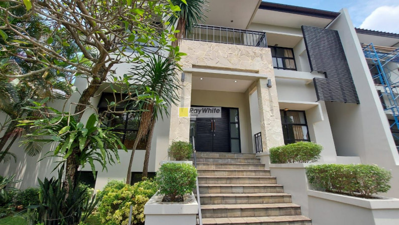 Rumah modern tropis nuansa villa di Kebagusan