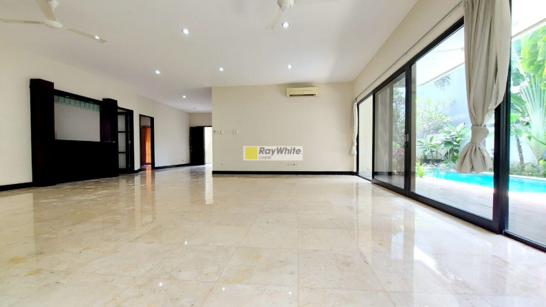 Rumah modern tropis nuansa villa di Kebagusan