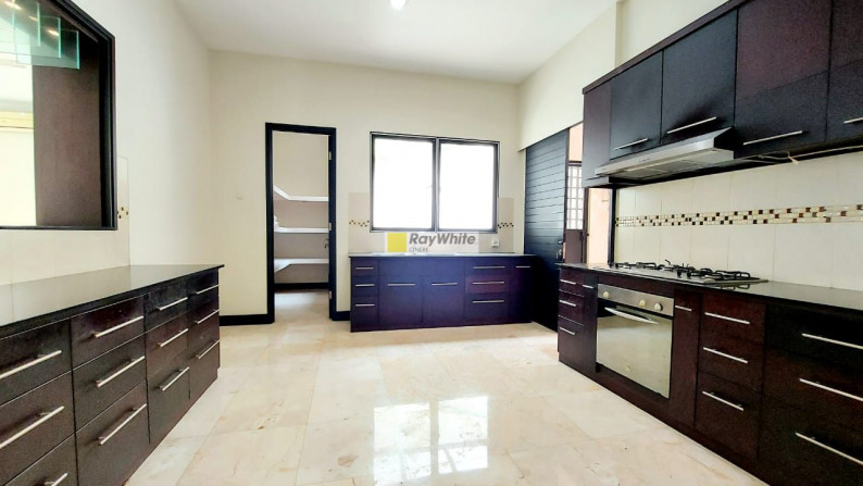 Rumah modern tropis nuansa villa di Kebagusan