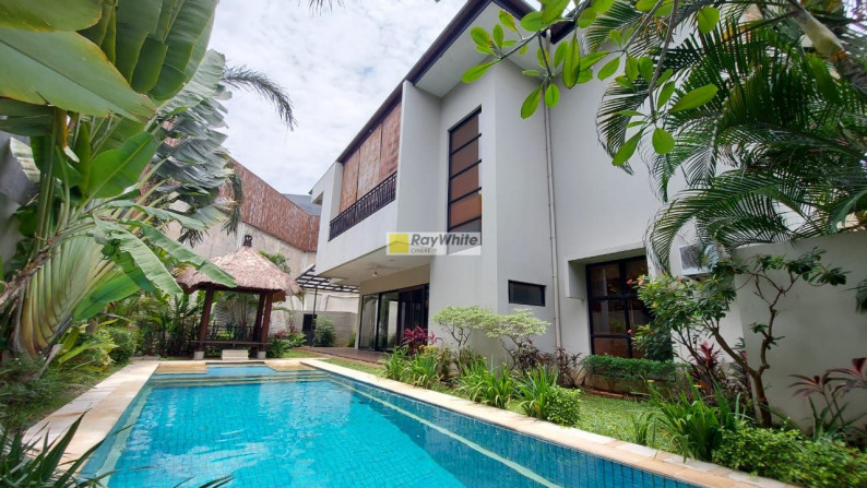 Rumah modern tropis nuansa villa di Kebagusan