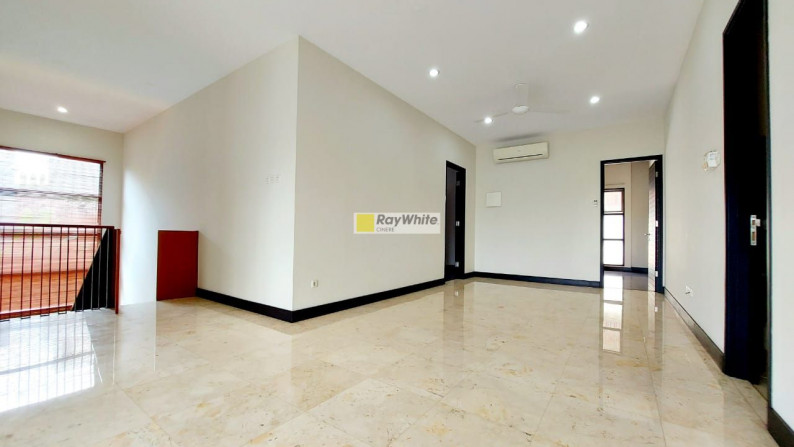 Rumah modern tropis nuansa villa di Kebagusan