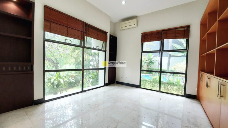 Rumah modern tropis nuansa villa di Kebagusan