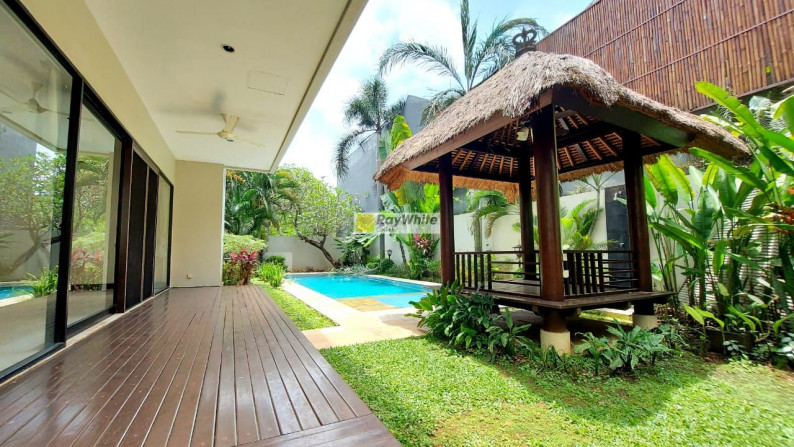 Rumah modern tropis nuansa villa di Kebagusan