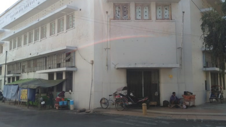 Dijual Gedung 4 lantai Pusat Kota di Jl Veteran, Surabaya
