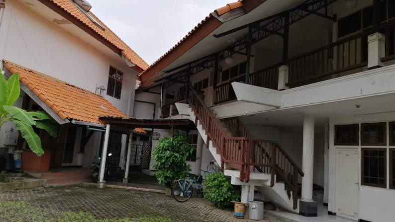 Jual Homestay/Guest House di Jemursari Selatan, Parkir Luas, 2 Lantai, Siap Huni - HY -