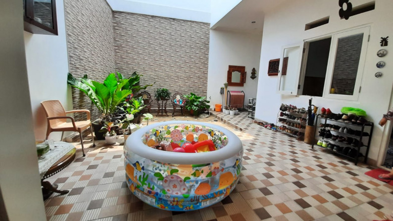 Dijual Rumah Cantik Modern Klasik Bangunan Baru di Cirendeu.