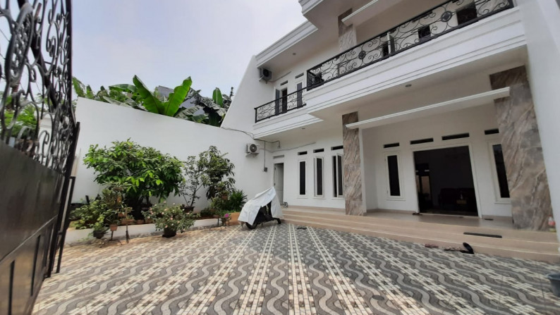 Dijual Rumah Cantik Modern Klasik Bangunan Baru di Cirendeu.