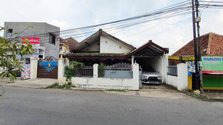 Jual Rumah Lokasi Strategis Nol Jalan Raya, Cocok untuk Usaha - TAN -