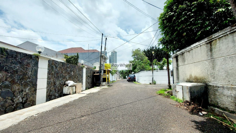 Rumah hitung tanah lokasi bagus di Kemang