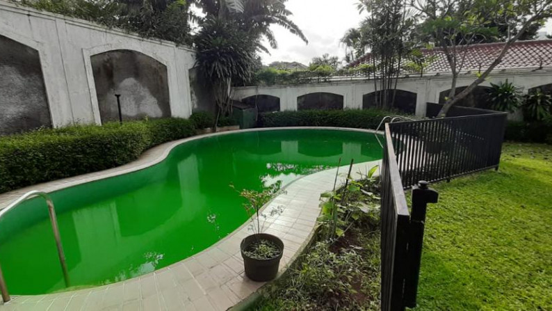 Rumah satu lantai dengan taman yang luas Bebas banjir