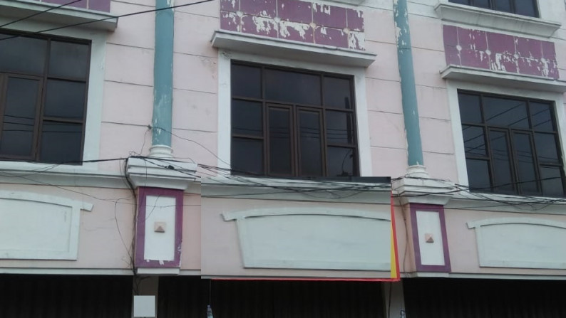 Disewakan Ruko 3 lantai Pusat Kota di Jalan Demak, Surabaya