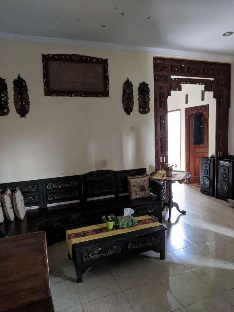 RUMAH CANTIK DENGAN SENTUHAN TRADISIONAL ETNIK JAWA, DI JL REJODANI, SLEMAN