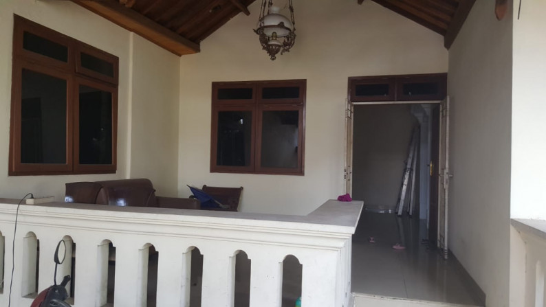 Rumah dengan Halaman Luas dan Lokasi Strategis @Reni Jaya, Pamulang