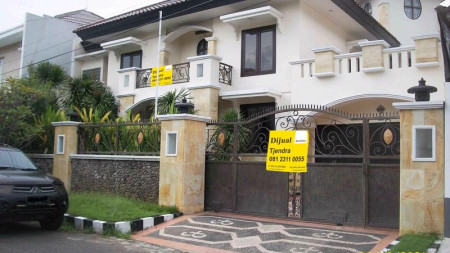 Jual Rumah 2 Lantai, Bagus + Terawat, Lingkungan Elite, Row Jalan depan Lebar, Siap Huni, Bisa untuk Rumah Tinggal/Kantor