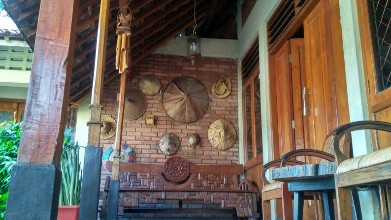 RUMAH DILENGKAPI FURNITURE DENGAN KONSEP ETNIK JAWA DI NGABEAN KULON, SLEMAN