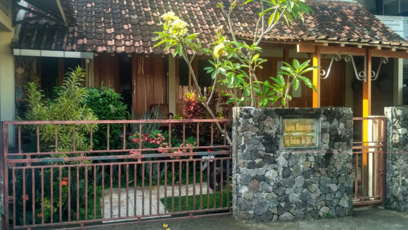 RUMAH DILENGKAPI FURNITURE DENGAN KONSEP ETNIK JAWA DI NGABEAN KULON, SLEMAN