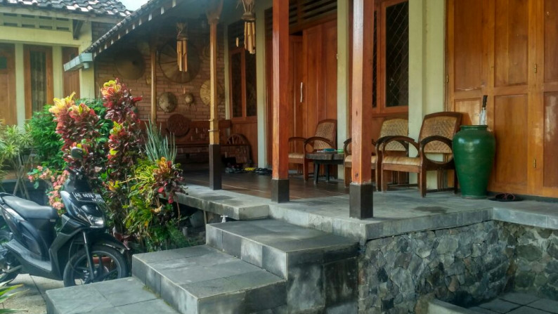 RUMAH DILENGKAPI FURNITURE DENGAN KONSEP ETNIK JAWA DI NGABEAN KULON, SLEMAN