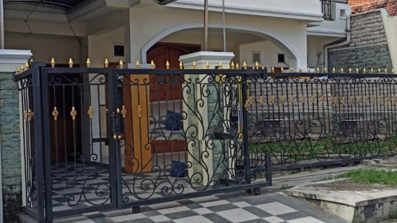 Dijual/Disewakan Rumah 2 lantai di Rungkut Asri Utara, Surabaya