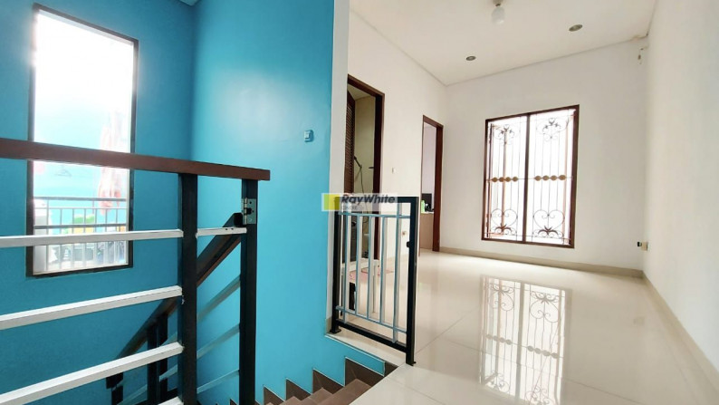 Rumah simple dan rapi dalam town house di Kebagusan